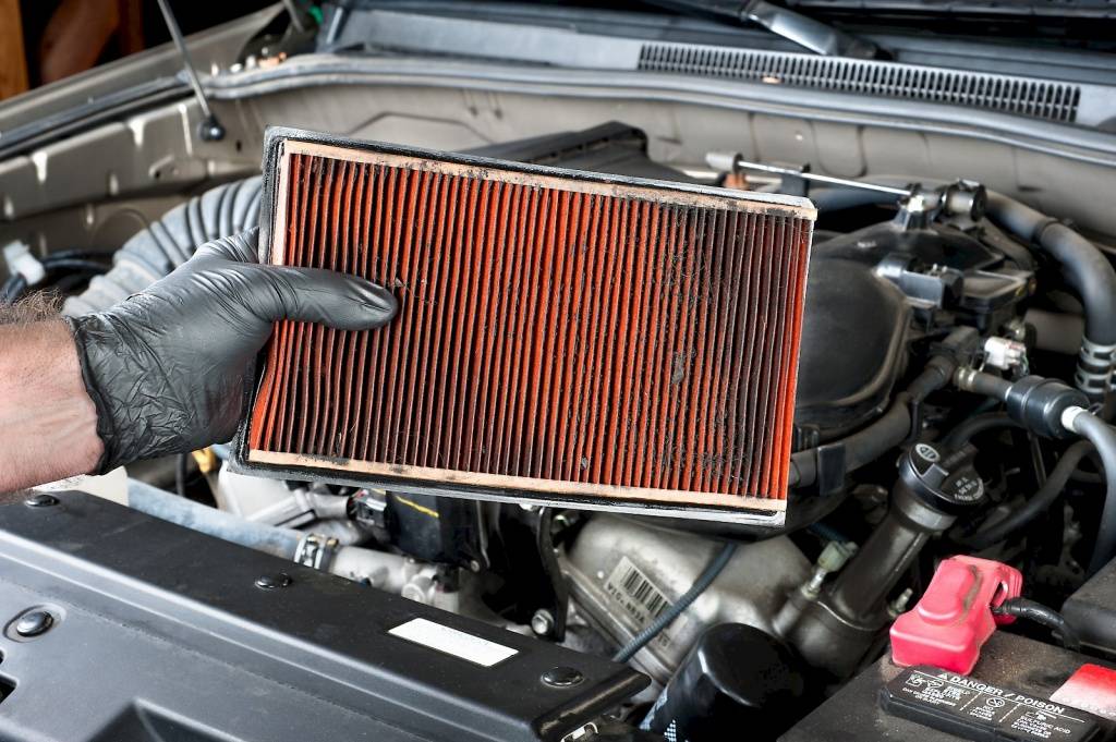 Замена воздушного фильтра двигателя автомобиля: когда и как часто его нужно менять, как правильно снять и заменить устройство в авто на дизеле для установки нового