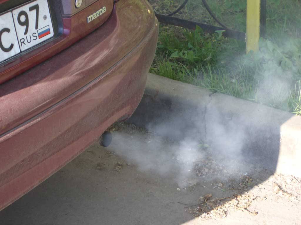 Мотор дымит! что делать? о чем говорит дым из выхлопной трубы? можно ли ехать на машине? — автосервис «эксперт»