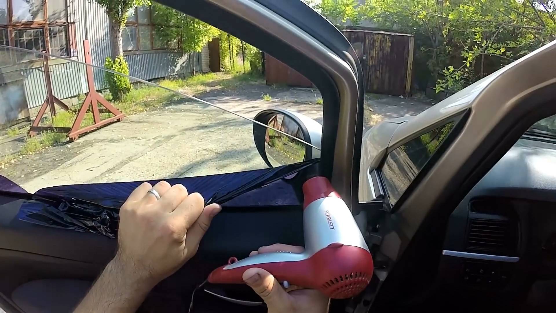 Как снять тонировку со стекла автомобиля