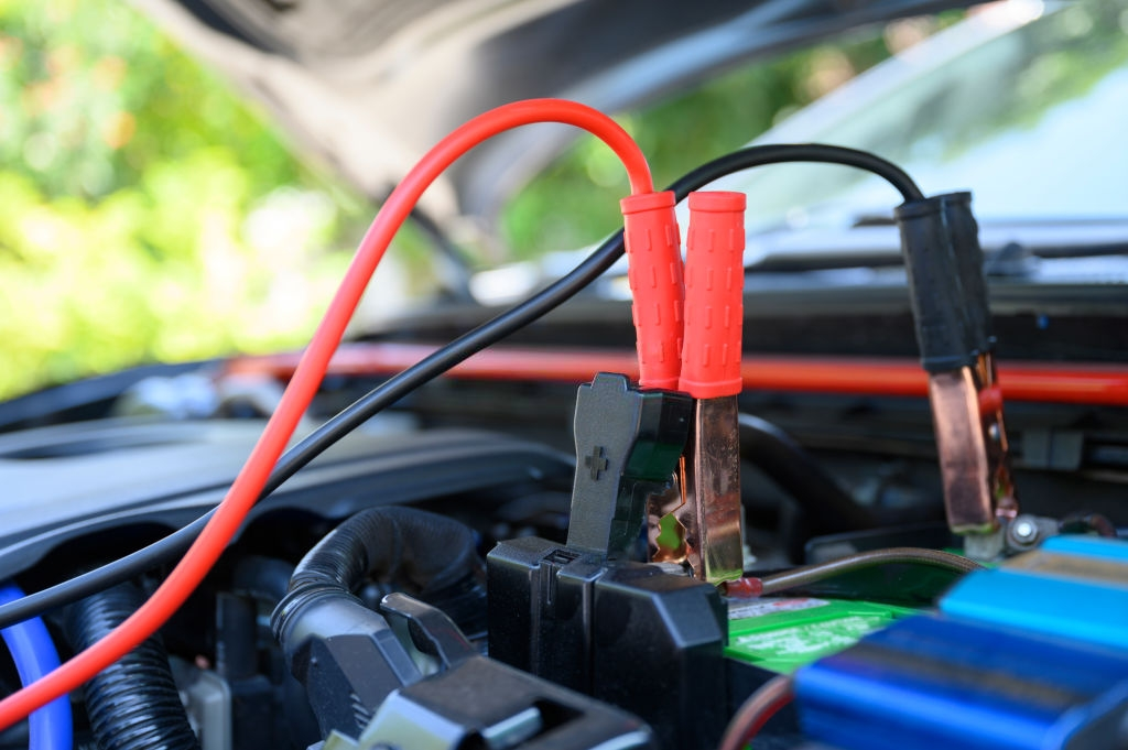Как зарядить аккумуляторную батарею авто: способы, советы, особенности