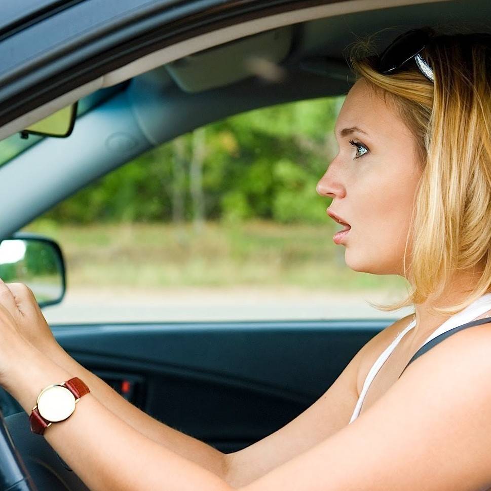 Как перебороть страх вождения автомобиля новичку женщине?