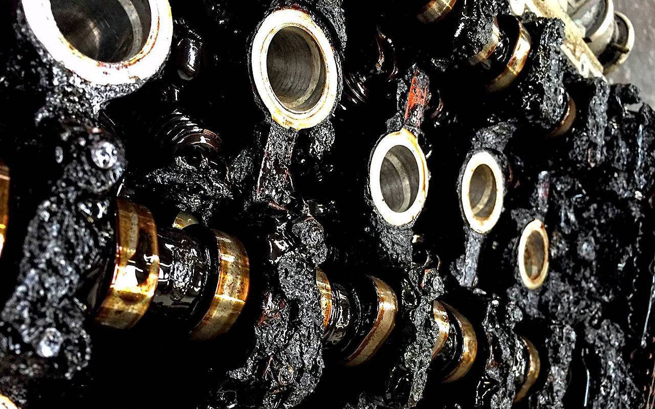 Выясняем почему масло в двигателе быстро чернеет