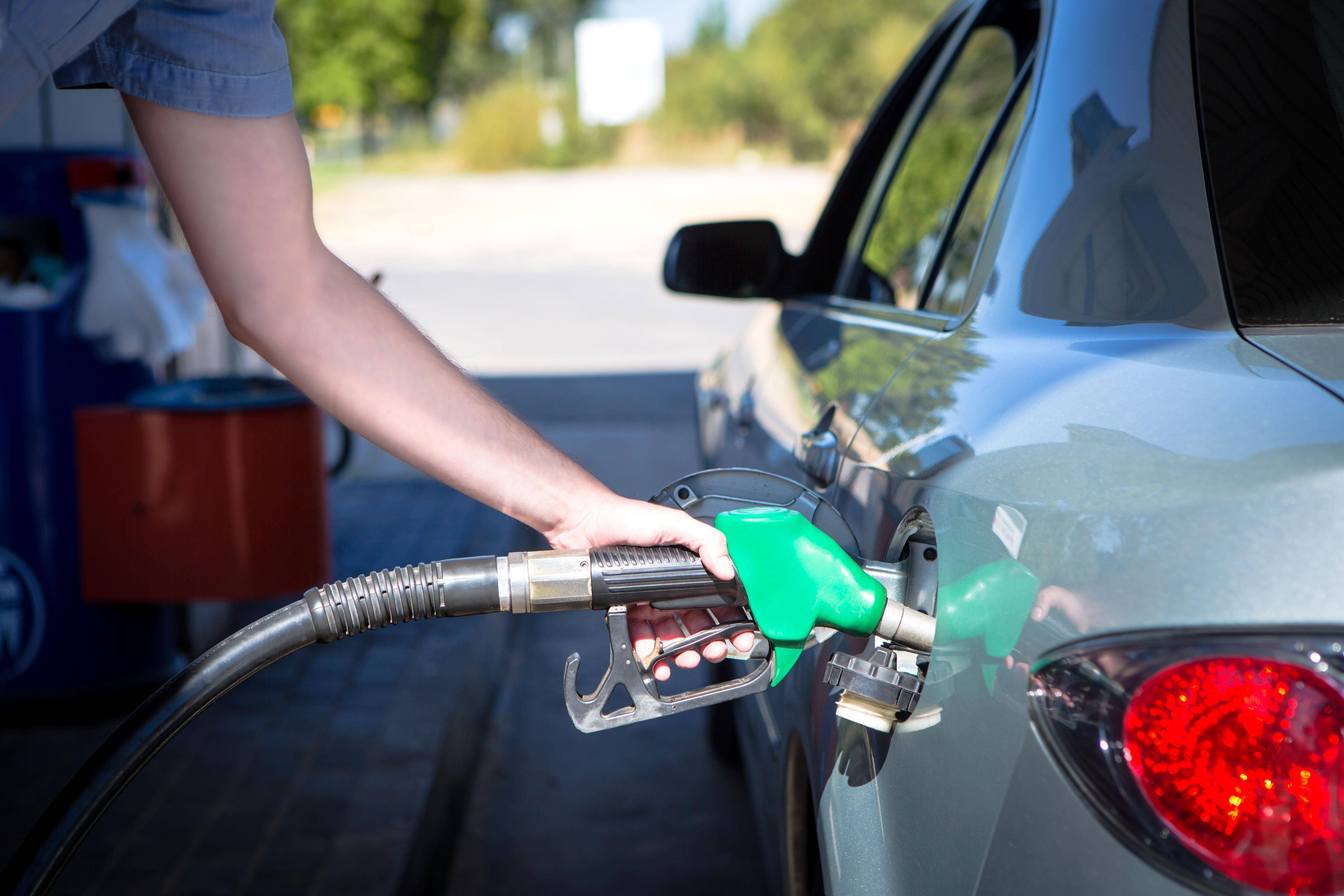Почему нельзя заправляться, когда бензовоз сливает топливо? | автомобили | полезный выбор | аиф аргументы и факты в беларуси