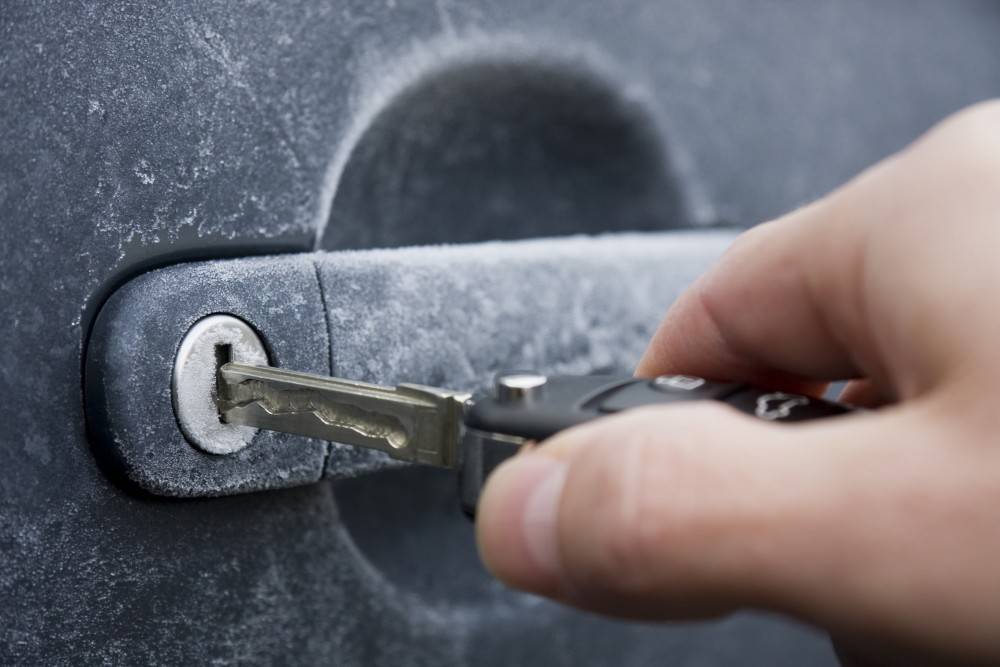 Замерз замок в машине - что делать? как открыть замерзшую дверь автомобиля?