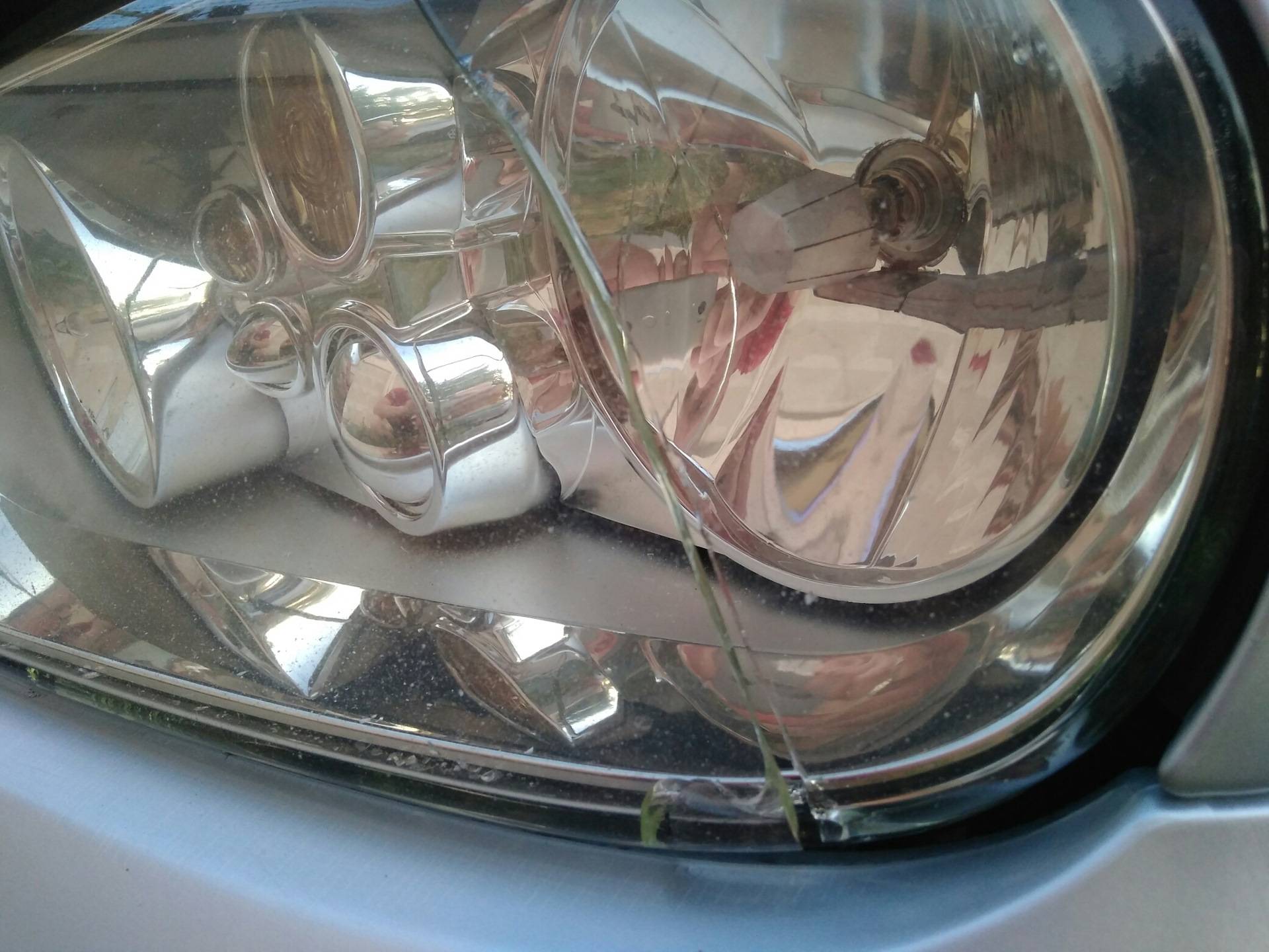 Профессиональная полировка стекол фар автомобиля