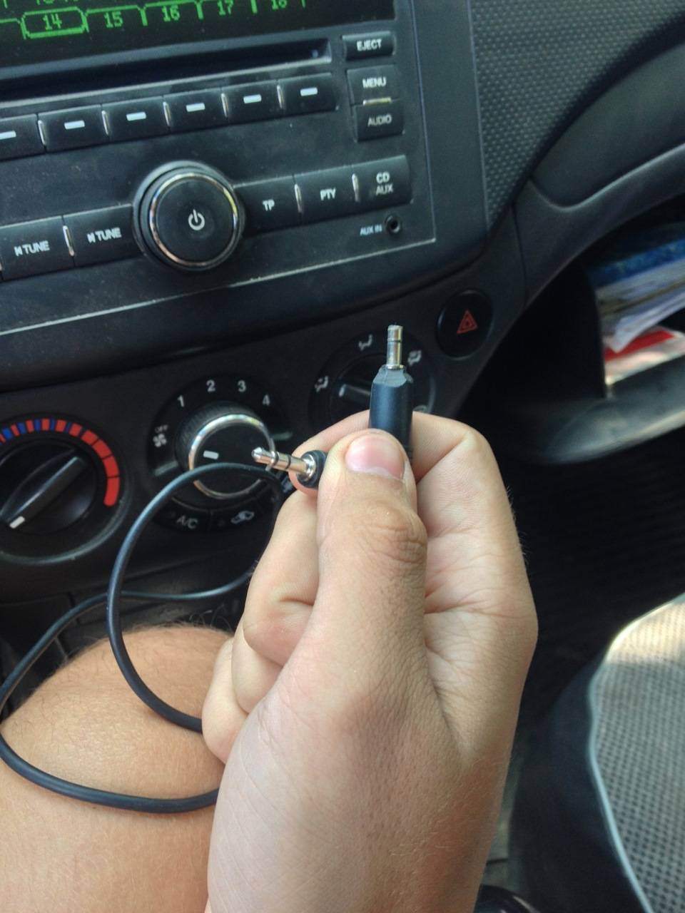 Как подключить телефон к магнитоле в машине: через блютуз, aux, usb