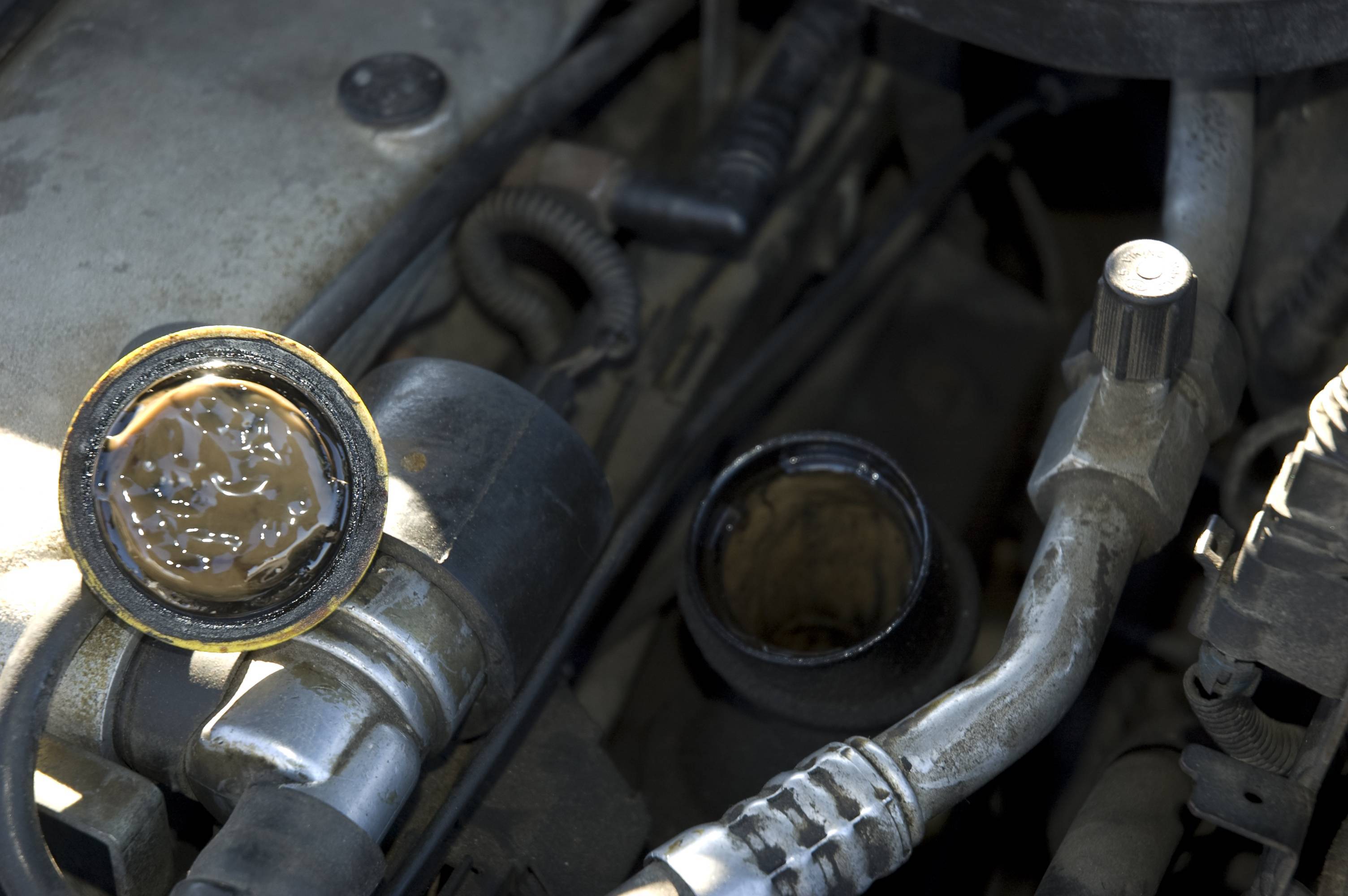 Почему масло попадает в систему охлаждения двигателя?