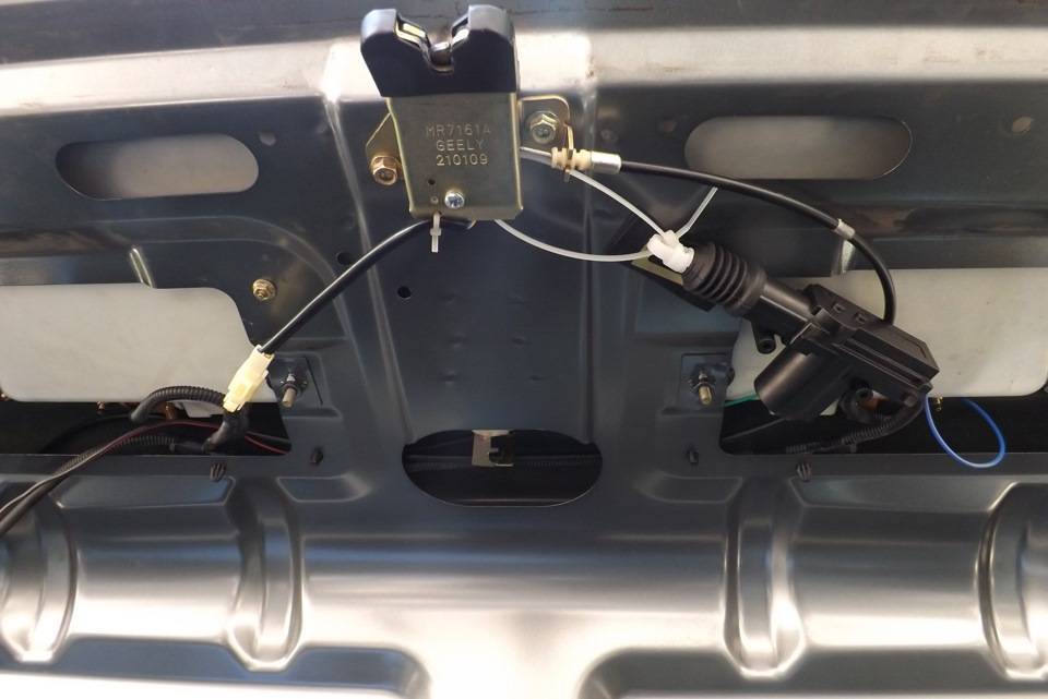 Особенности выбора и установки доводчика крышки багажника на автомобиль