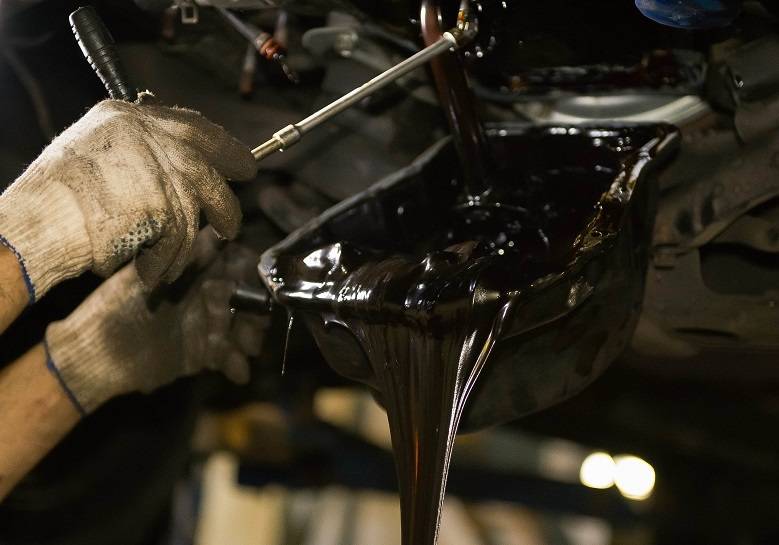 5 причин, почему не стоит заливать в двигатель более густое моторное масло
