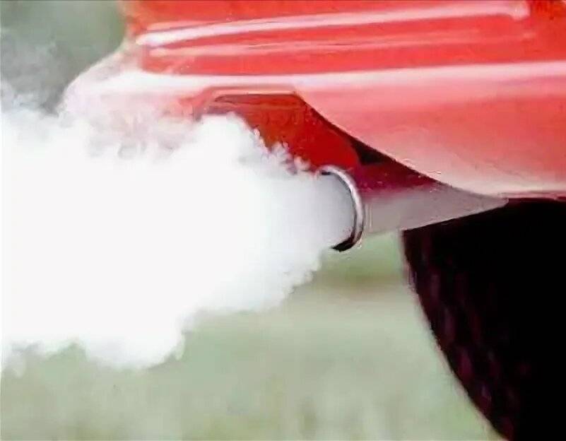 Белый дым из выхлопной трубы бензинового или дизельного двигателя, почему идет