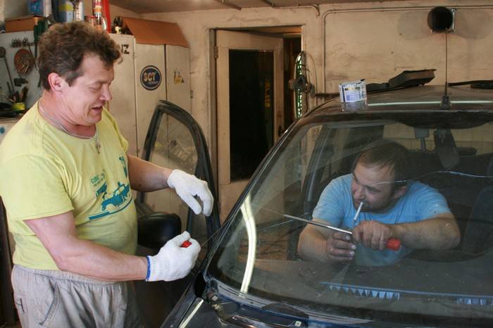 Как заменить лобовое стекло в автомобиле своими руками
