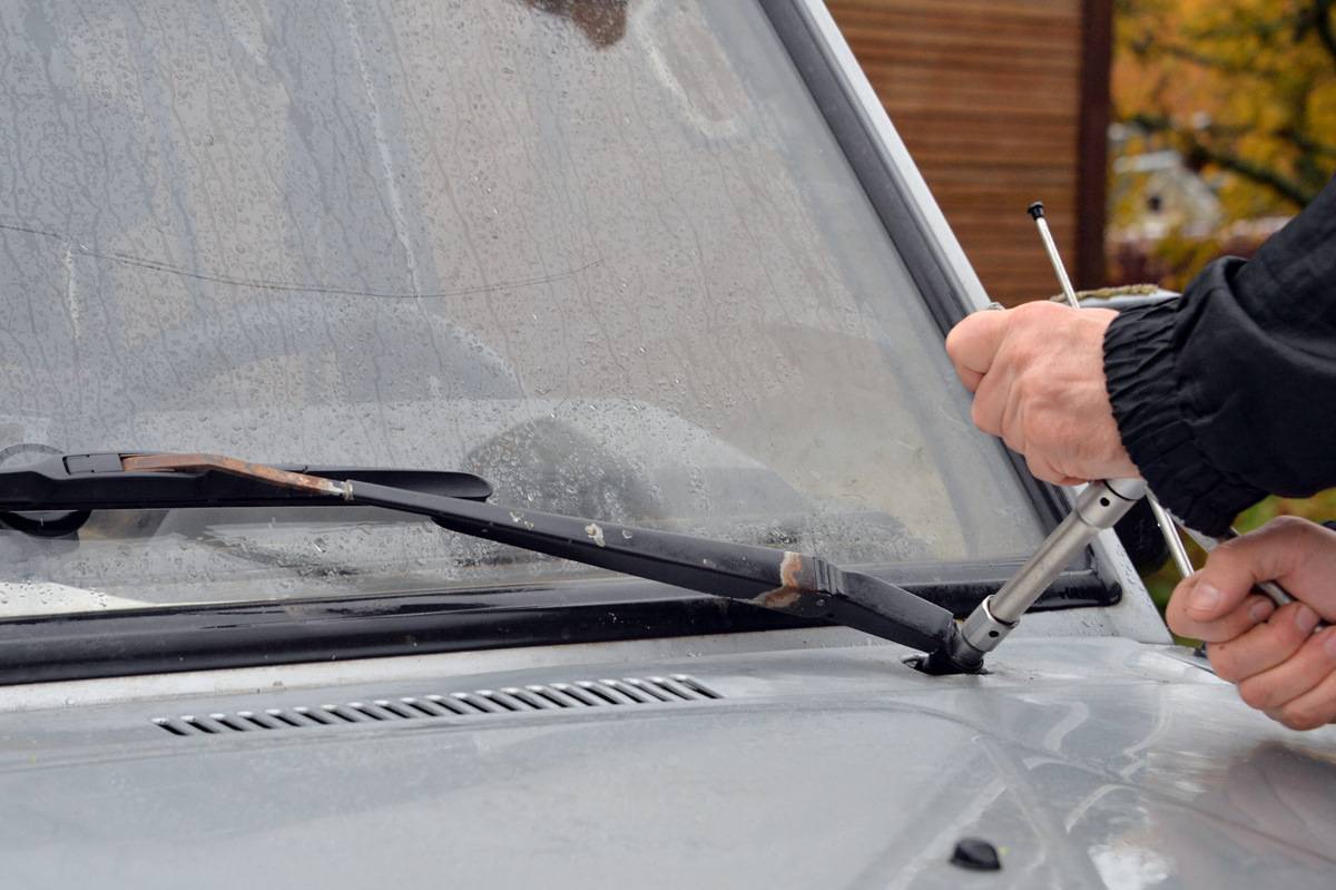 Как снять стеклоочистители на автомобиле