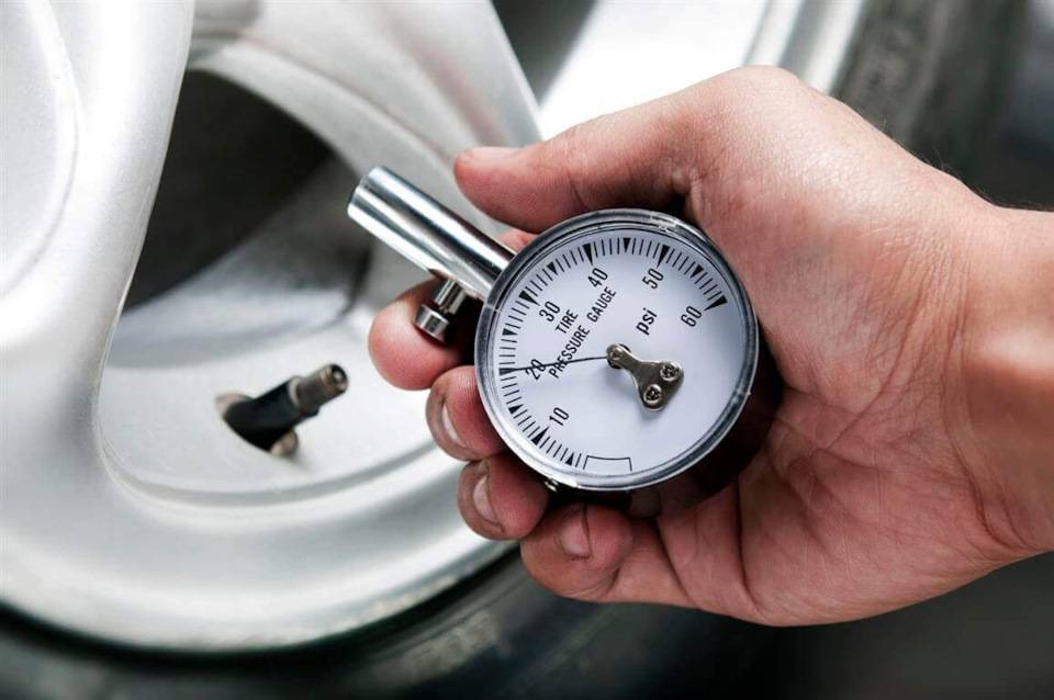 Как правильно проверить давление в шинах? - авто-чип