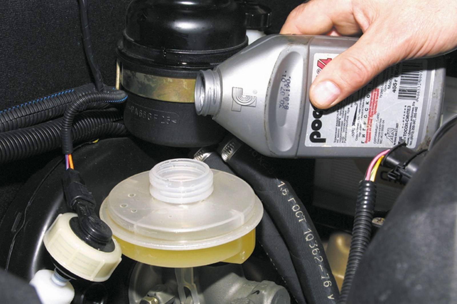 Когда нужно менять тормозную жидкость в автомобиле