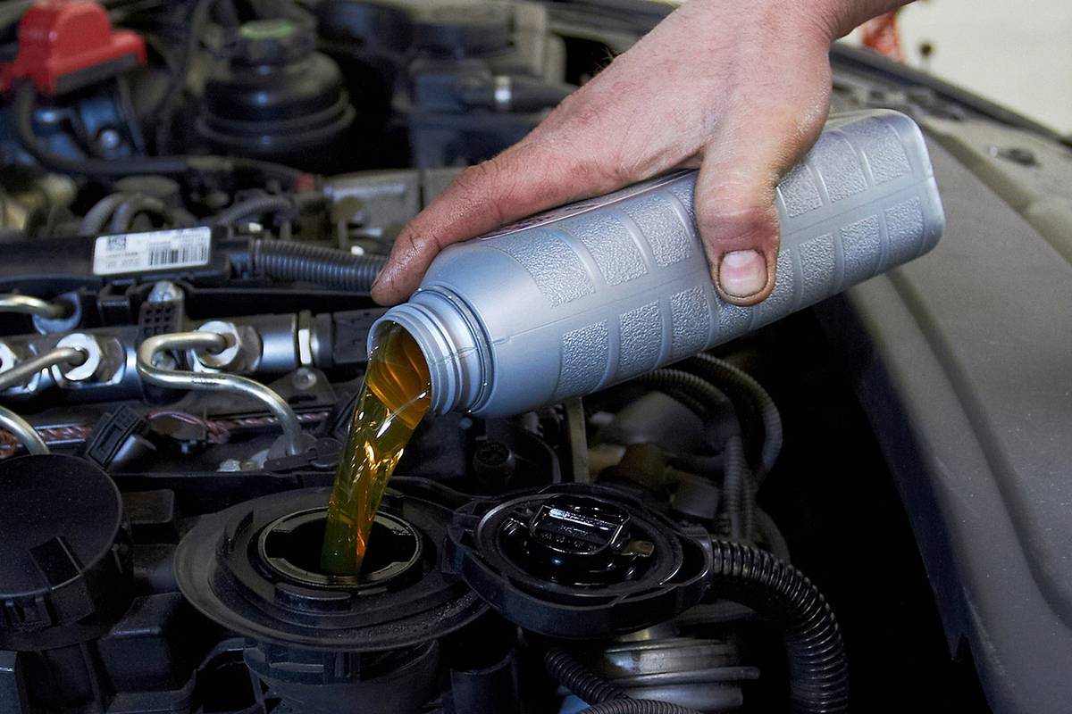 Когда оптимально менять моторное масло в двигателе: по пробегу, по состоянию или по времени