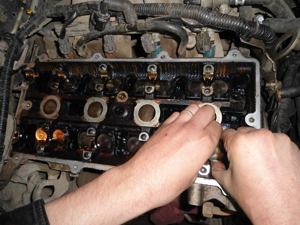 Когда дымит двигатель, как понять кольца или колпачки создают проблему?