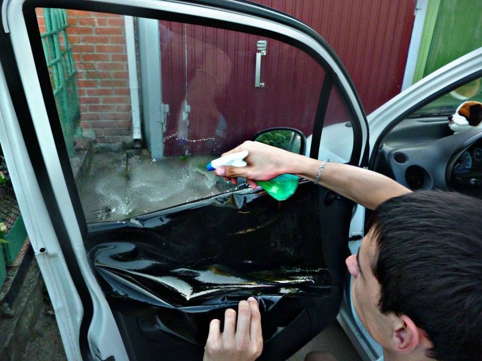 Как приготовить раствор для тонировки стекол автомобиля