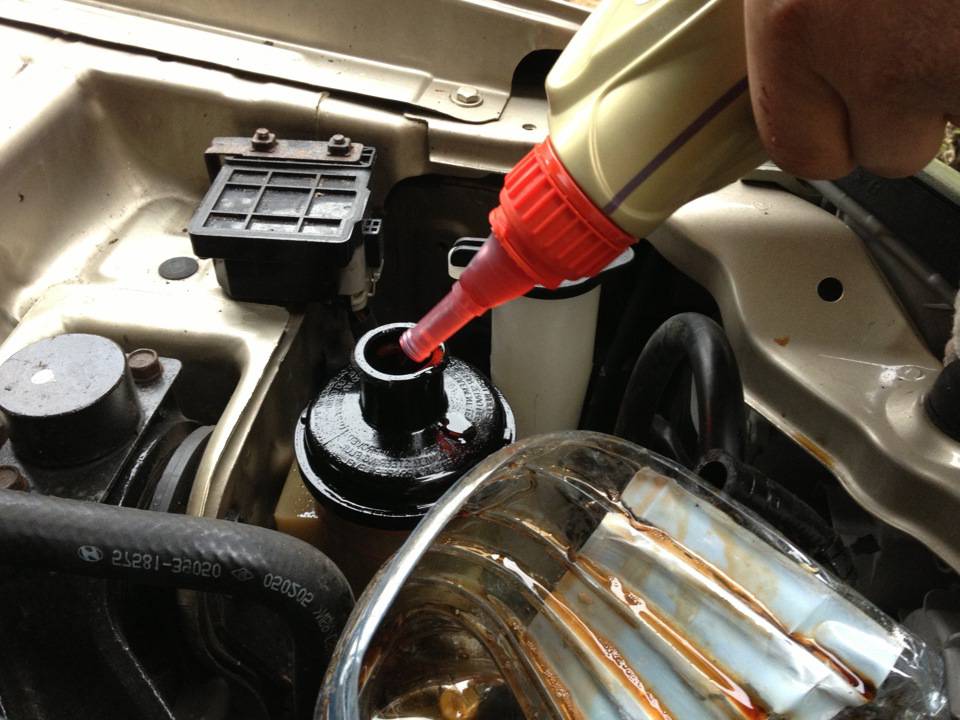 Как поменять масло в гидроусилителе руля своими руками?