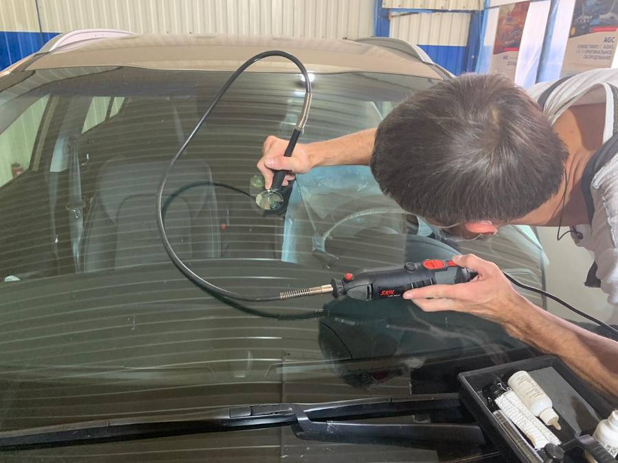 Как проходит ремонт автостекла при появлении трещин или сколов? подробное описание процесса восстановления автомобильного стекла