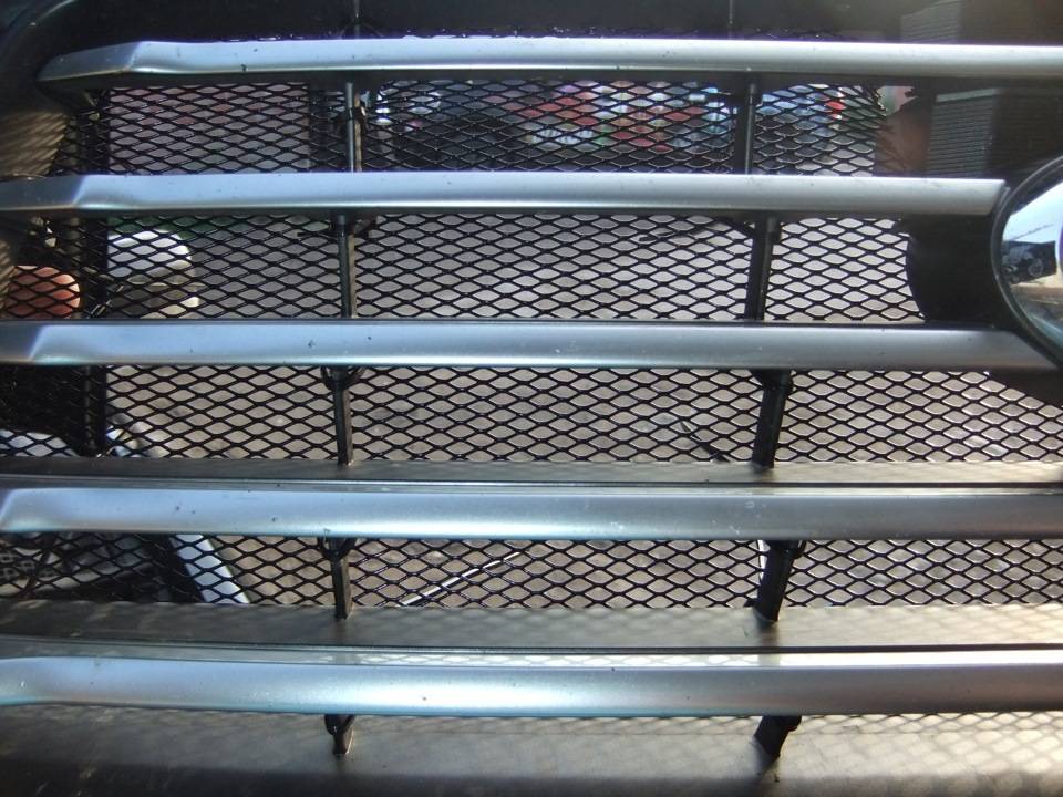 Установка защитной сетки на решетку радиатора