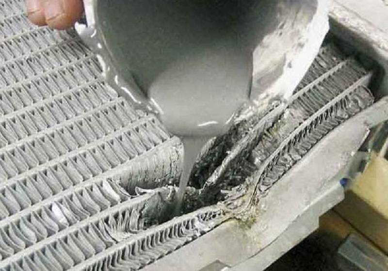Чем заклеить пластмассовый радиатор охлаждения: варианты ремонта