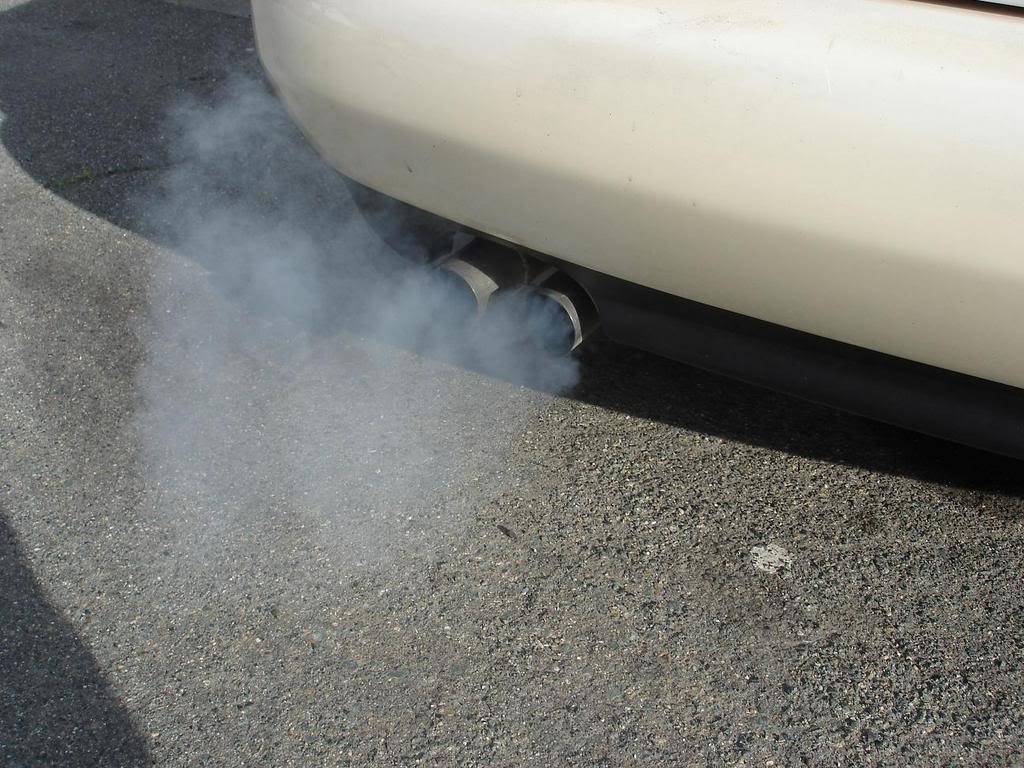 Сизый дым из выхлопной трубы дизельного мотора. причины и следствие