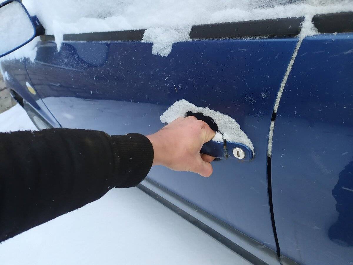 Как открыть замерзшую дверь автомобиля. разморозка машины зимой не открываются двери замерзли