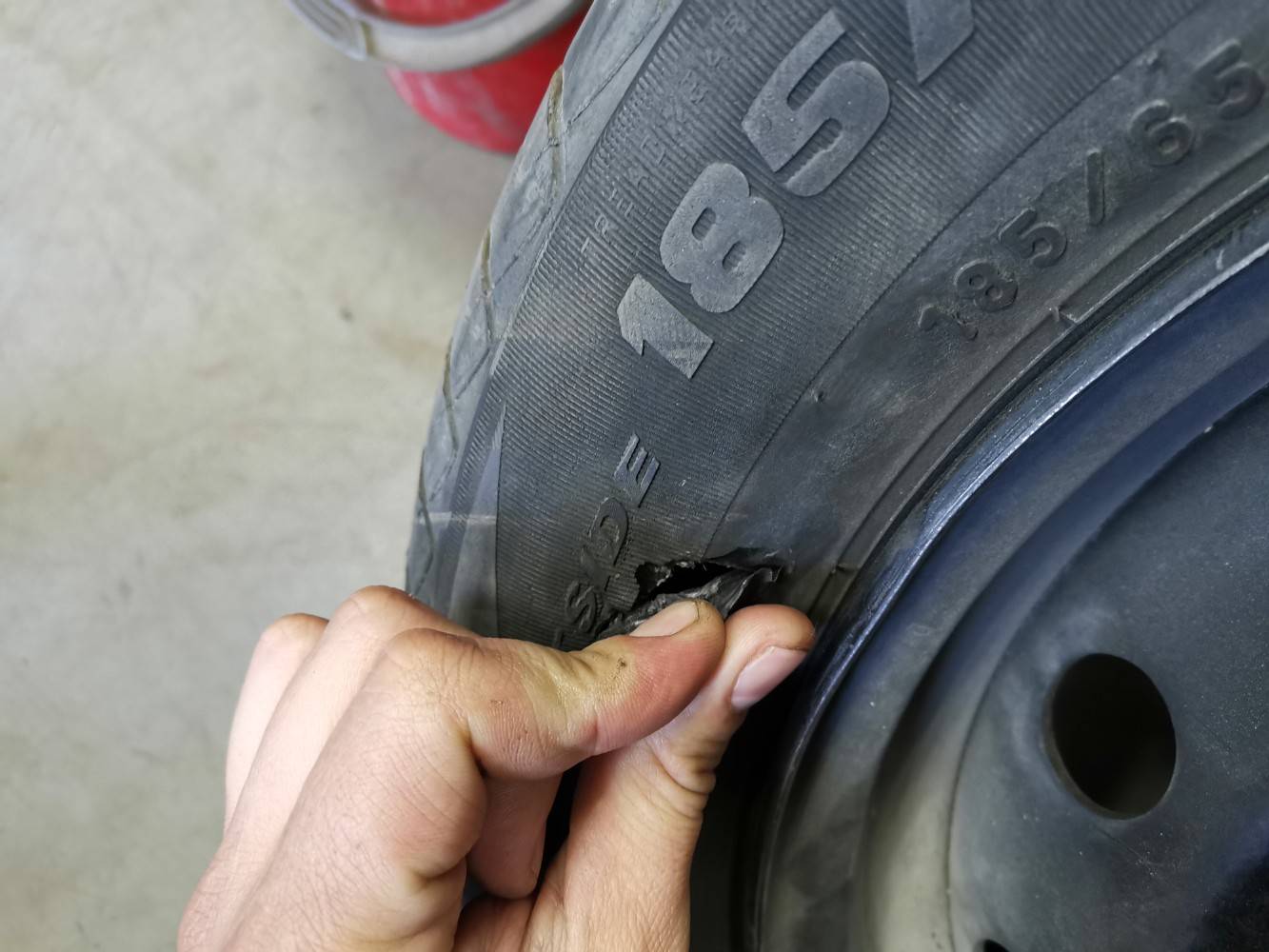 Боковой порез шины: виды, ремонт / можно ли ездить?