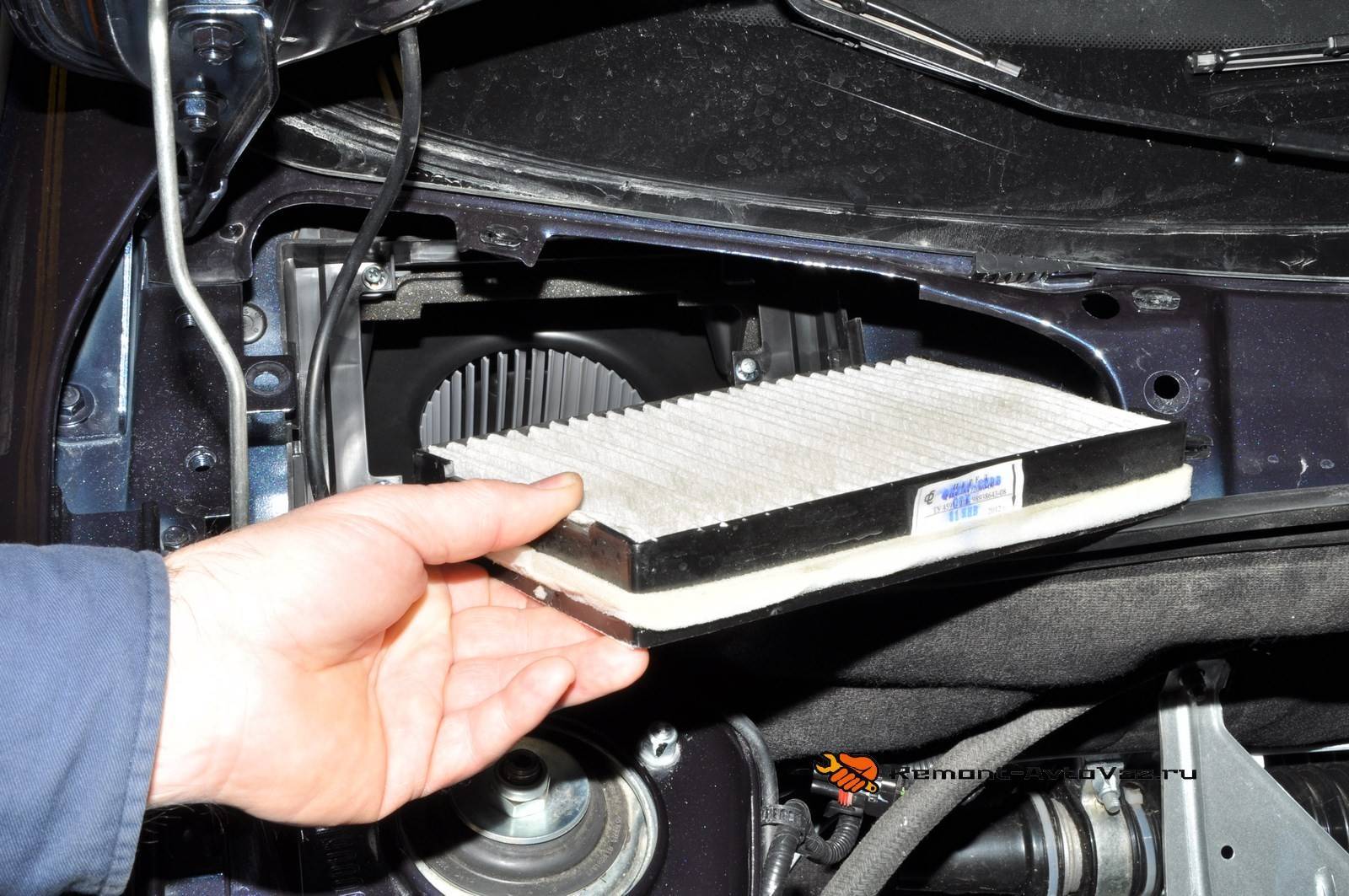 Как правильно снять или поставить салонный фильтр в автомобиле