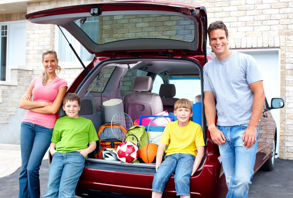 Семейный автомобиль для семьи. Семейный автомобиль. Семейная машина. Автомобиль для путешествий семьей. Семья в машине.