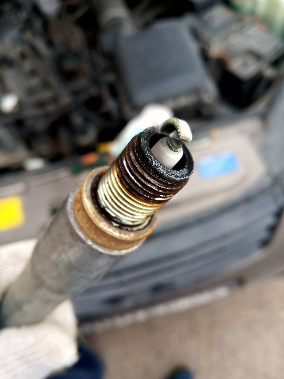 Почему заливает свечи автомобиля |ремонт двигателей иномарок