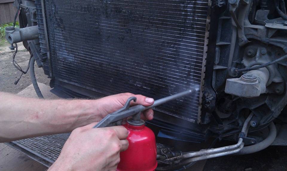 Как почистить радиатор охлаждения двигателя не снимая с автомобиля