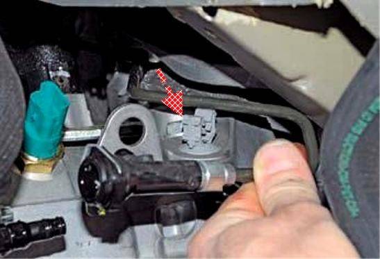 Renault duster: замена жидкости в гидроприводах тормозов и сцепления