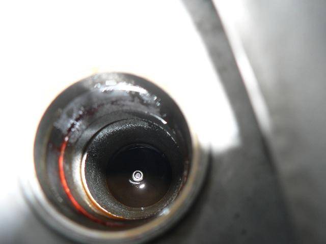Почему моторное масло попадает в свечные колодцы двигателя?