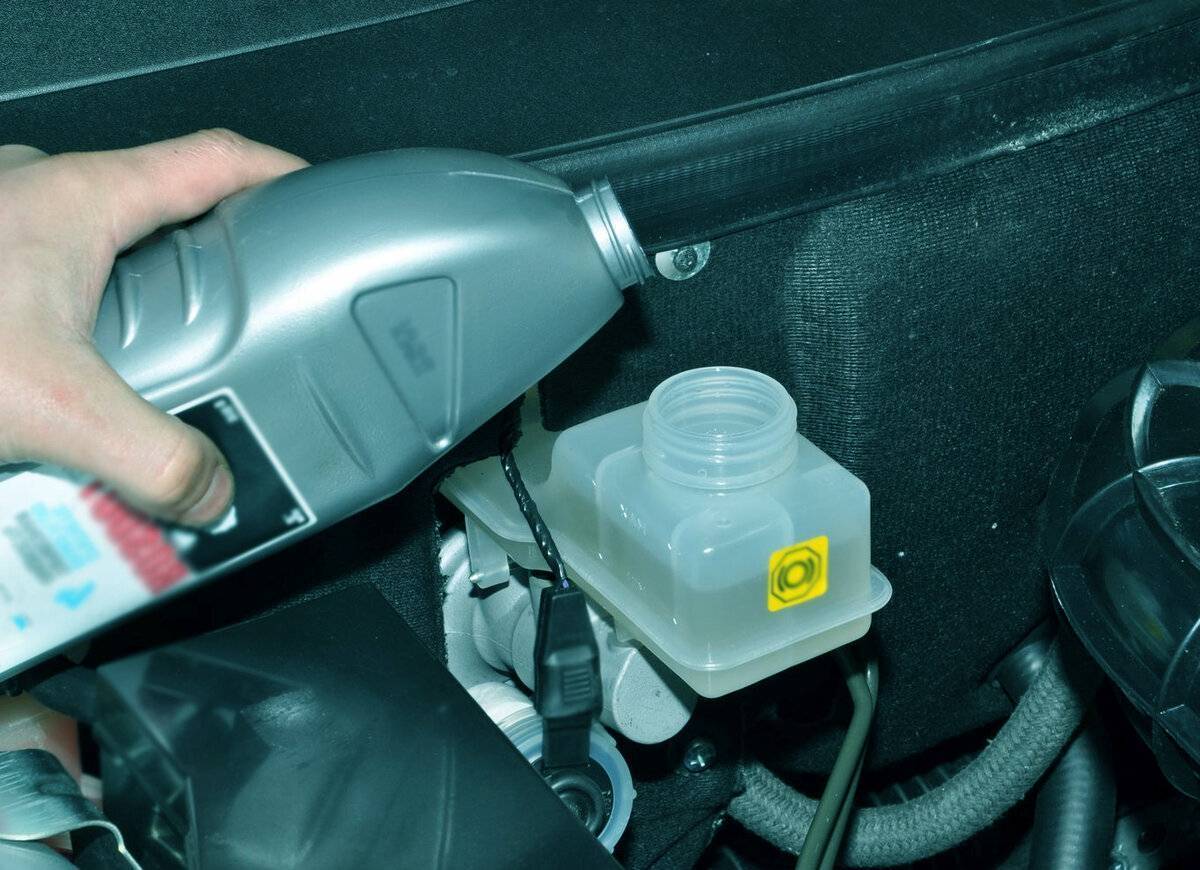 Как самому правильно поменять тормозную жидкость? • driver's talk