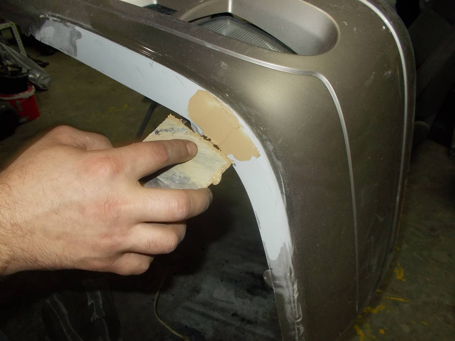 Технология шпаклевания автомобиля: практические советы как зашпатлевать и бампер и металл своими руками