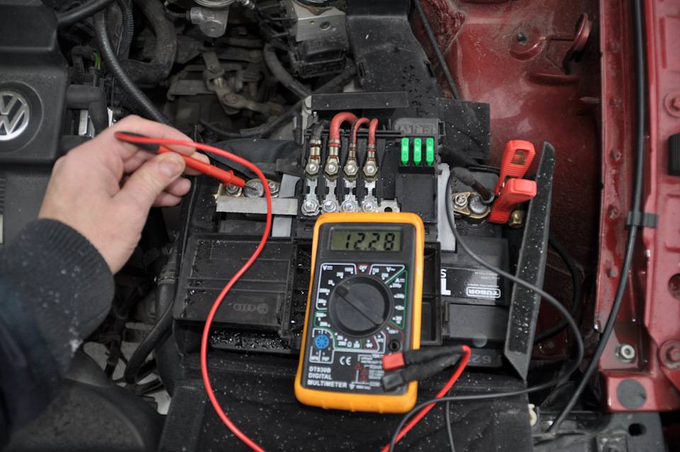 Какова норма тока утечки аккумулятора автомобиля и как его измерить?