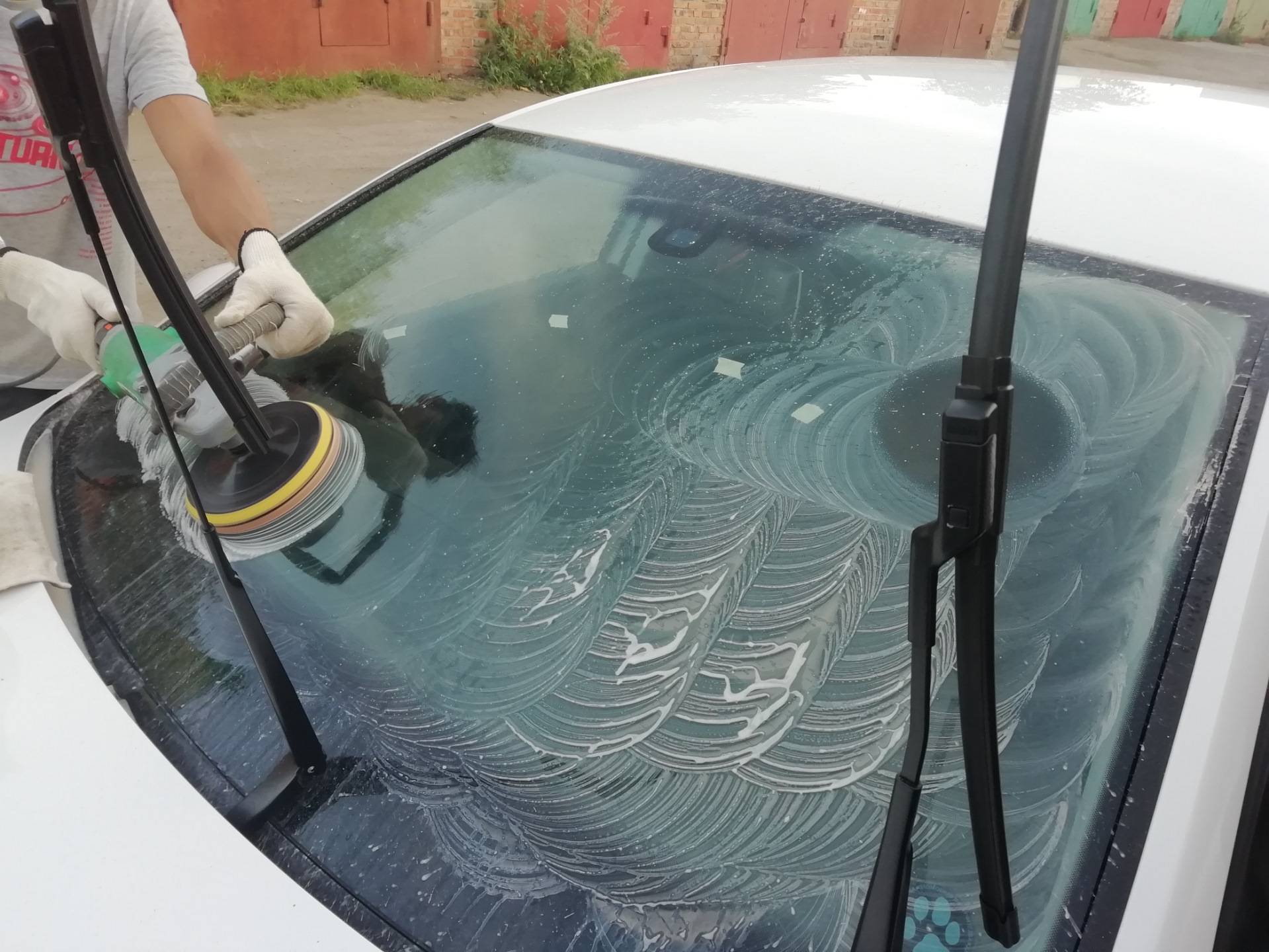 Особенности полировки стёкол на автомобиле
