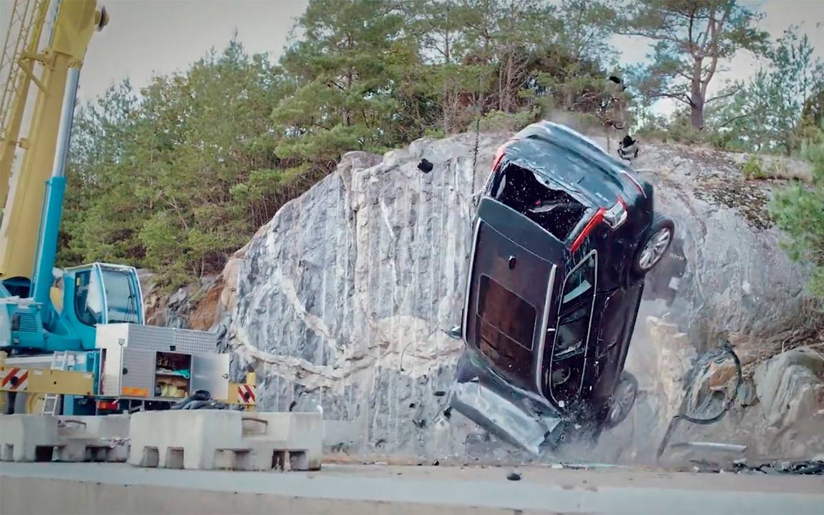 Volvo сбросила с высоты новые машины ради спасения людей