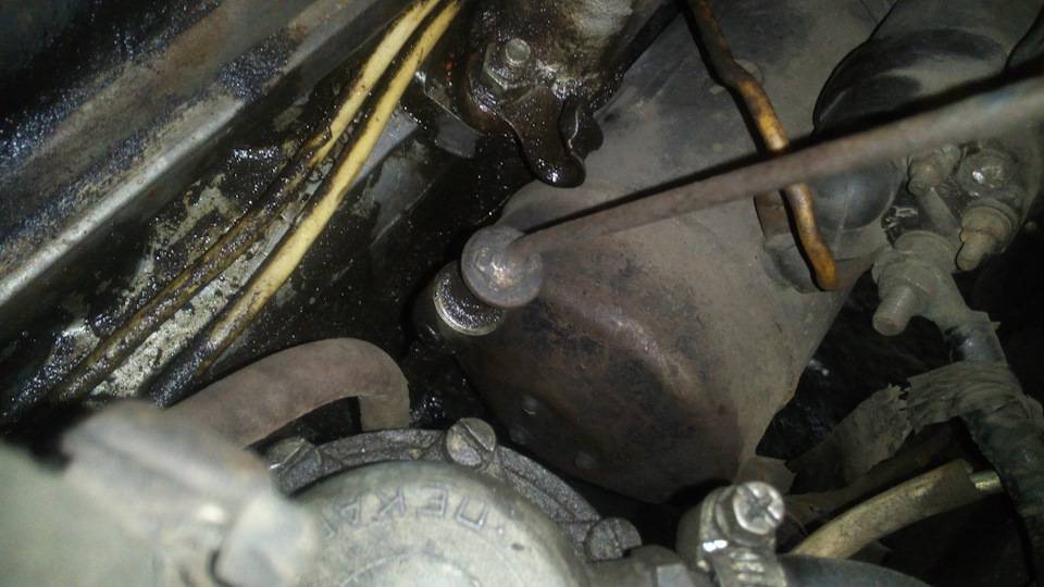 Почему выдавливает масло из двигателя