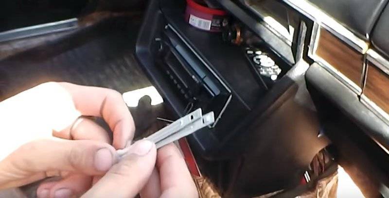 Самостоятельно снимаем магнитолу с ключами и без них. как правильно снять магнитолу без специальных ключей